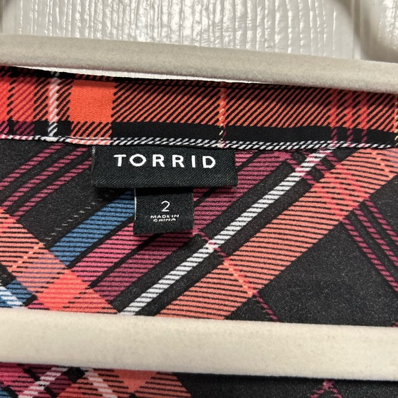 Torrid Georgette Hi-Low Pullover Long Sleeve Blouse in Plaid Black Red Size 3 - Picture 3 of 10